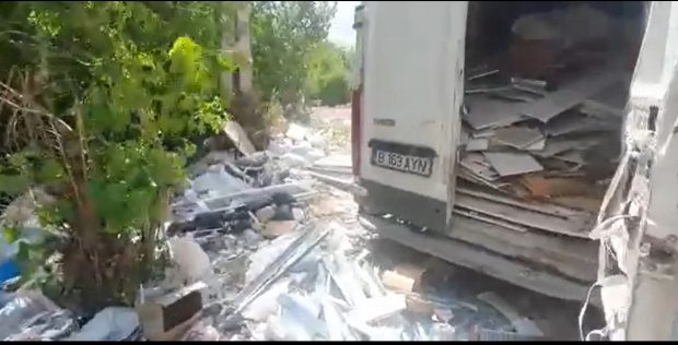Dubă confiscată de poliția din sectorul 1 al Capitalei, înainte de a arunca deșeuri în zona Giulești-Sârbi