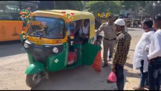 Câți oameni au găsit polițiștii din India într-un tuk-tuk care poate duce în mod normal cel mult 6 pasageri. Filmarea a ajuns virală pe internet