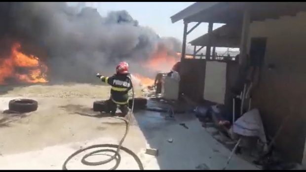 Incendiu la un depozit auto din Drobeta-Turnu Severin. Zeci de pompieri intervin
