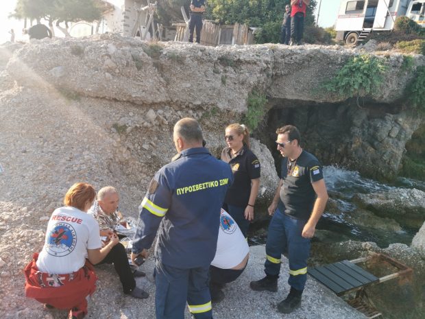 Primele imagini cu pilotul român al elicopterului prăbuşit în Grecia, după ce a fost salvat