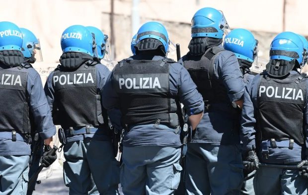 30 de polițiști înarmați până-n dinți au dat buzna în camera de hotel unde un român se iubea cu soția vărului său și l-au arestat, în Italia