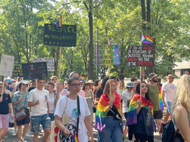 Sute de participanți la primul marș Pride din Timișoara. „Trăim într-o țară din UE care nu oferă nici o formă de recunoaștere cuplurilor de același gen”