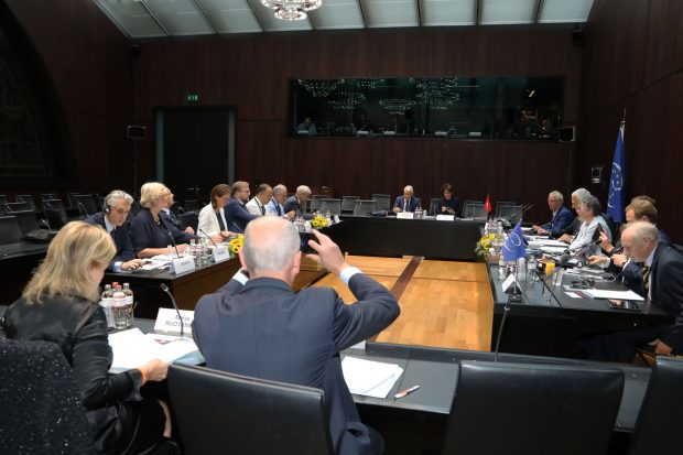 Partidele din România „cumpără tăcerea” unor instituții de presă cu bani de la stat, acuză APCE