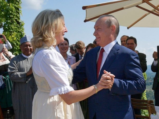 Karin Kneissl, ministrul austriac care a dansat cu Putin la nuntă, a părăsit țara din cauza amenințărilor cu moartea