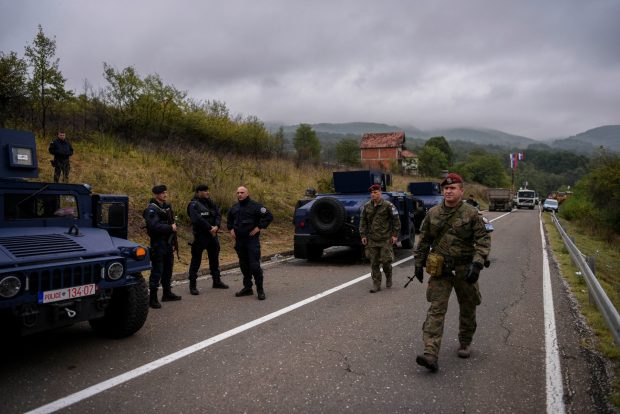 Focuri de armă la granița dintre Serbia și Kosovo. Priștina a anunțat în timpul nopții că amână măsura care a provocat tensiunile