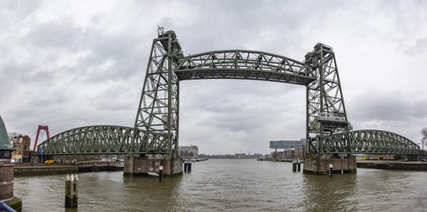 Podul istoric Koningshaven din Rotterdam nu va mai fi demontat ca să facă loc iahtului lui Jeff Bezos, după valul de critici