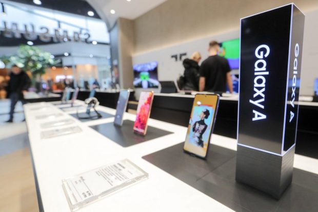 Penurie de telefoane Samsung în magazinele din Rusia. Care este cauza