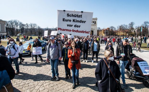 INTERVIU Cercetătoare a mișcării QAnon în Europa vede „lucruri care la finalul zilei de muncă te fac să vrei să-ți torni înălbitor în ochi”