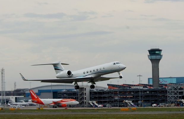 Aeroportul Luton din Londra și-a suspendat temporar zborurile, după ce pista s-a topit din cauza căldurii
