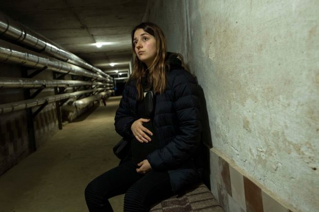 O tânără ucraineană a născut într-un beci în care se adăpostea de ruși, alături de alte 31 de persoane