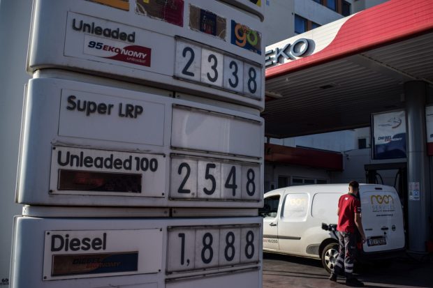 Șoferii europeni cu mașini diesel vor plăti și mai mult la pompă, din cauza războiului din Ucraina: „Europa nu poate supravieţui fără motorina rusească”