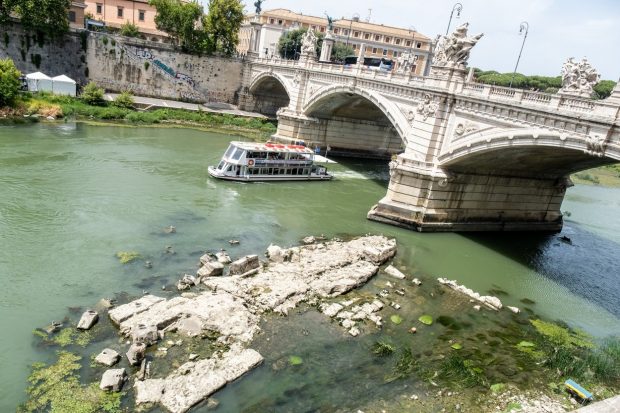 Seceta din Italia a dezvăluit „Podul lui Nero”, o comoară arheologică îngropată de apele râului Tibru