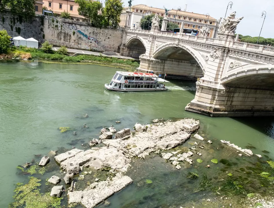 VIDEO Seceta din Italia a dezvăluit „Podul lui Nero”, o comoară arheologică îngropată de apele râului Tibru