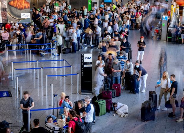 Operatorul aeroportului din Frankfurt avertizează că lipsa de personal ar putea însemna luni întregi de haos