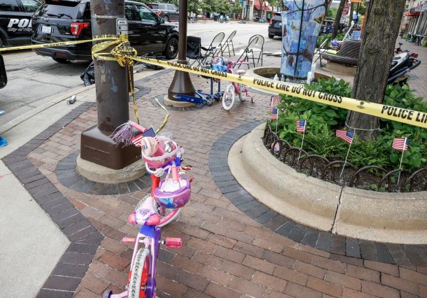 Șase morți, în urma atacului armat de la parada de 4 iulie din Chicago. Cum arată suspectul căutat de poliție