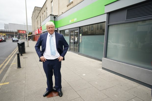 O statuie de ceară a lui Boris Johnson, adusă în fața unui centru de căutare de locuri de muncă, după ce premierul britanic a rămas fără job
