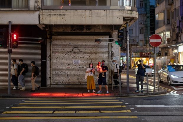 Cum funcționează noile semafoare inteligente din Hong Kong: „Sunt pentru cei care nu-și ridică nasul din telefoane”