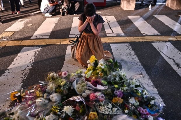 Japonia își plânge fostul premier. Rugăciuni, flori și lumânări aduse de oameni aproape de locul unde Shinzo Abe a fost împușcat mortal