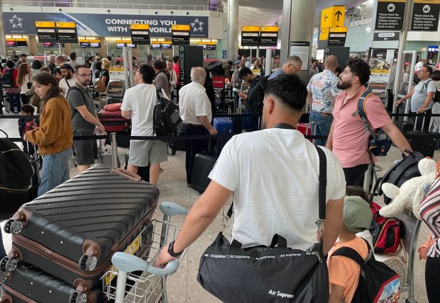 Aeroportul Heathrow limitează numărul pasagerilor pe perioada verii. Operatorii, îndemnați să nu mai vândă bilete