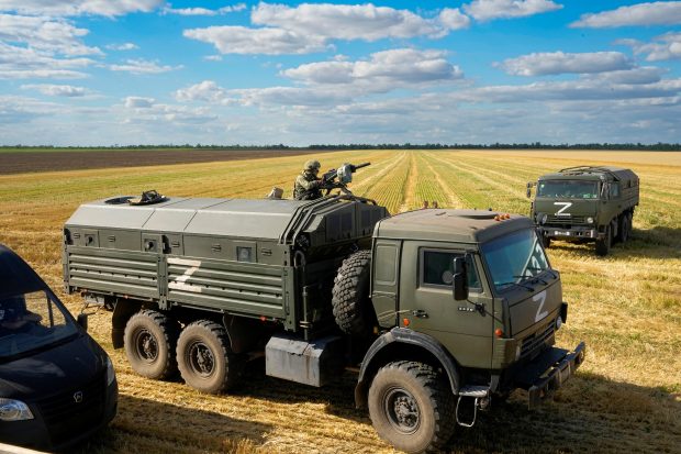 Cum se vede războiul în presa celor două tabere: în timp ce ucrainenii scriu despre militarii ruși care fug în masă din Ucraina, rușii vorbesc despre succesele „operațiunii speciale” 
