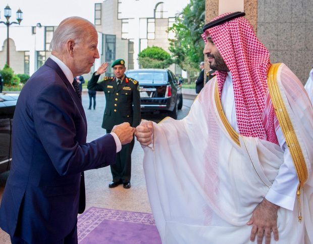 Joe Biden l-a salutat cu pumnul pe prințul conducător al Arabiei Saudite. Cum a motivat Casa Albă