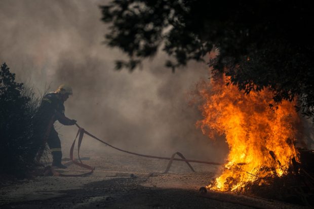 Incendiu puternic lângă Atena. Mai multe sate au fost evacuate, la intervenție participă și pompieri români