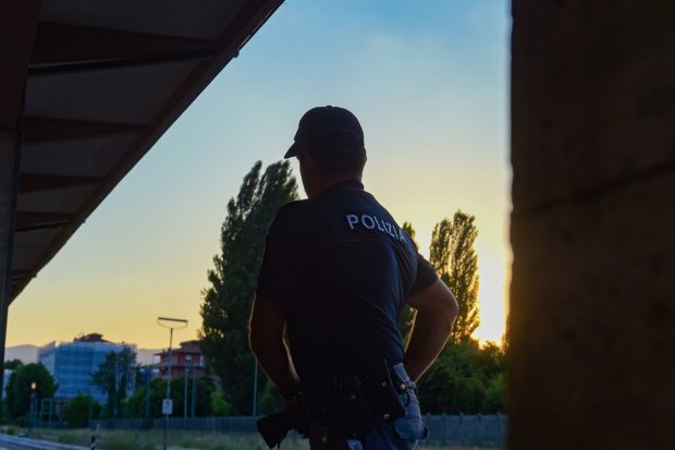 Un vânzător african, omorât în bătaie pe o stradă din Italia. ”Oameni filmau, dar nimeni nu s-a mișcat să-i despartă”