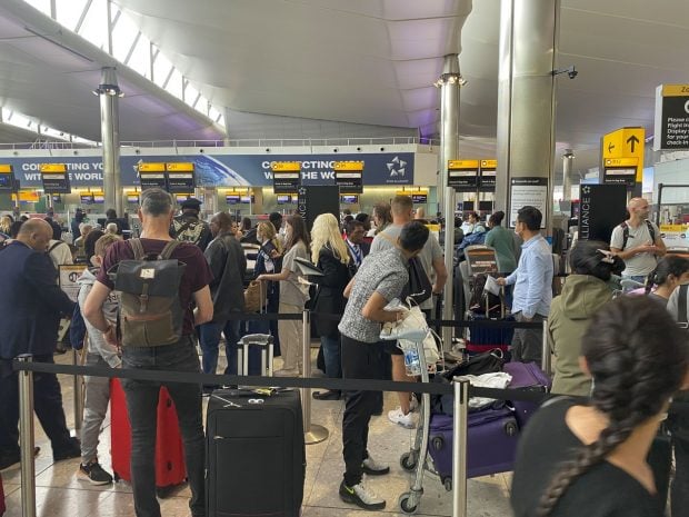 Directorul Heathrow susține că de vină pentru haosul din aeroporturi sunt pasagerii care își iau la ei prea multe produse de machiaj