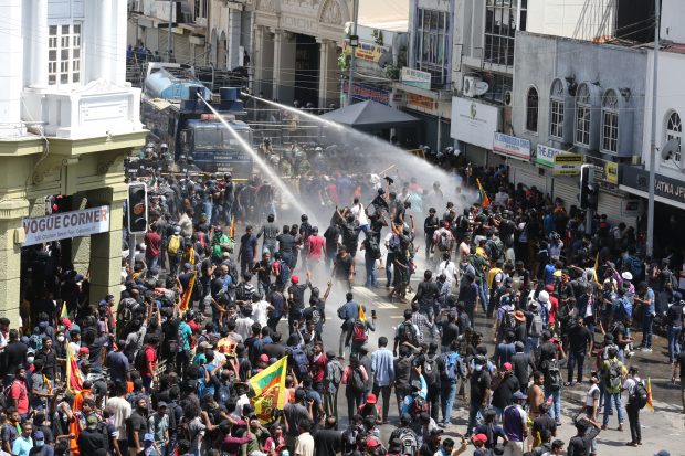 Violențe în Sri Lanka. Protestatarii au luat cu asalt reședința președintelui – FOTO