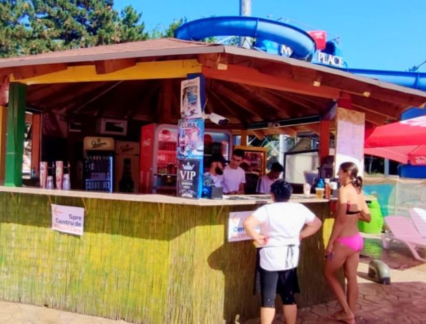 „Hai la recenzare în costum de baie”. Primăria Sectorului 6 a deschis în ștranduri puncte unde se poate completa chestionarul