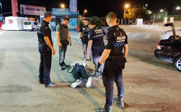 Român culcat la pământ de polițiști într-o benzinărie din Spania, după ce a fost dat jos de la volanul unui Jaguar