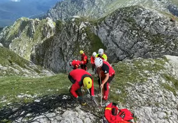 Trupul turistului străin ucis de trăsnet în timpul unei drumeții, coborât de salvamontişti după o acţiune de peste 10 ore