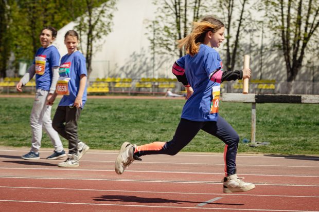 100 de elevi cu și fără dizabilități intelectuale au alergat la un campionat de atletism din București. „Persoanele diferite există, nu sunt în afara societății”