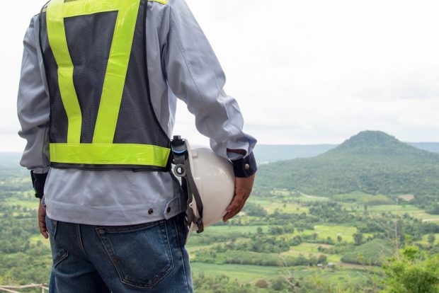 Joburi pentru o vară la munte. Ce salarii poți să obții ca geolog, inginer topograf sau în industria lemnului