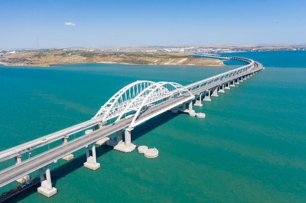 Va bombarda oare Kievul podul lui Putin din strâmtoarea Kerci? Are 18 kilometri lungime