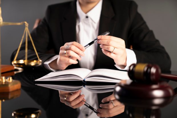 Colonelul care și-a spionat și agresat soția judecătoare a primit un an și opt luni de închisoare cu suspendare. De ce i-a înjumătățit instanța pedeapsa