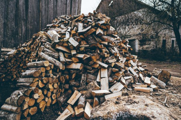 Jumătate dintre gospodăriile din România sunt în sărăcie energetică. Specialiștii cer statului să trateze cauzele, nu doar efectele