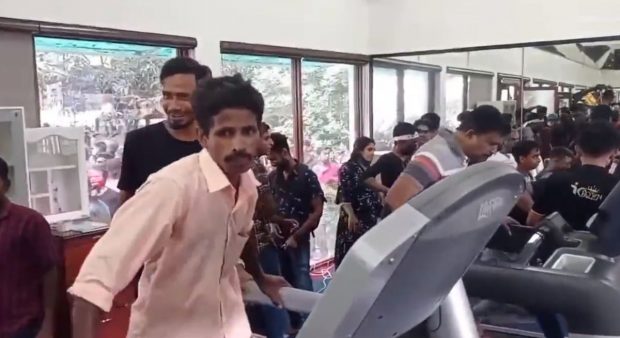 Noi imagini virale din reședința prezidențială din Sri Lanka. Ce au făcut protestatarii după ce au ajuns în palat