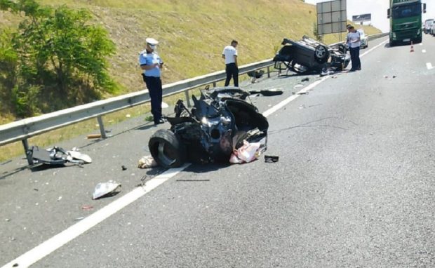 Skoda ruptă-n două în drum spre mare, pe Autostrada Soarelui. A ajuns pe sensul opus, unde a lovit-o în plin altă mașină