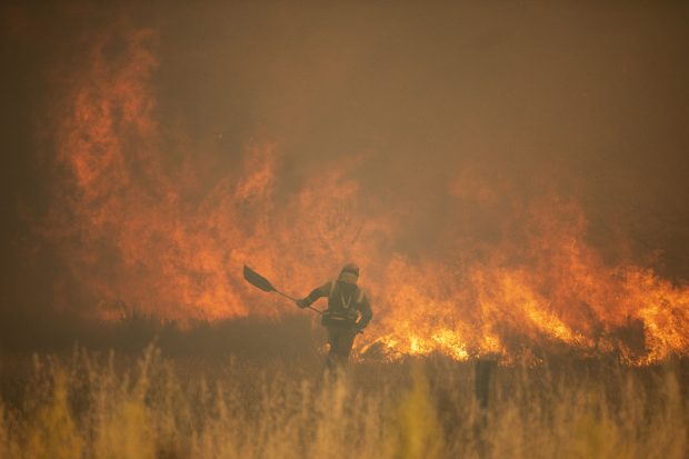 Imagini dramatice filmate în nordul Spaniei: un bărbat iese dintr-un incendiu de vegetație cu hainele arse aproape complet. Care e starea lui