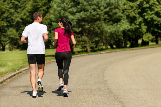 Opt obiceiuri aparent inofensive care îți scurtează viața, chiar dacă mănânci sănătos și faci sport