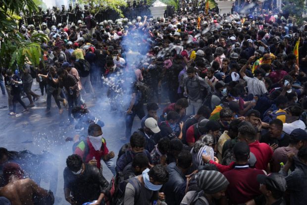 „Fug hoții!”: protest masiv în Sri Lanka, după plecarea președintelui, care și-a anunțat demisia prin telefon. Premierul cere intervenția armatei