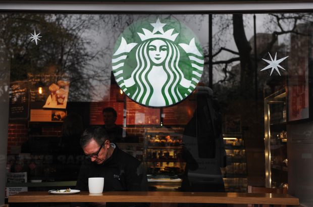 Starbucks ia în calcul să se retragă din Marea Britanie. Care sunt motivele