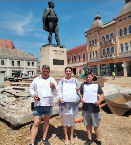 „O bădărănie la adresa eroilor neamului”. Moții sunt chemați la protest, după ce Primăria Turda a anunțat că mută statuia lui Avram Iancu din piața centrală