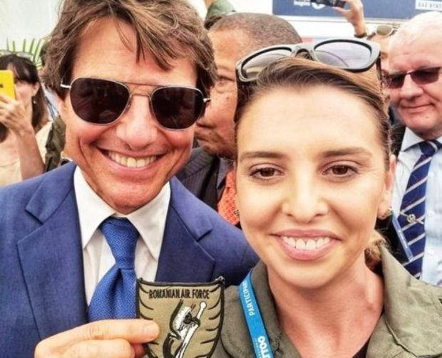 Tom Cruise s-a întâlnit astăzi întâmplător cu o româncă. Claudia a scos imediat telefonul pentru un selfie cu care se mândrește toată Armata
