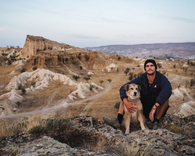 EXCLUSIV. Șapte ani cu un câine în jurul Pământului. Amenințat cu pușca de niște motocicliști, a fost salvat de contul de Instagram: „Am crezut că e game over”