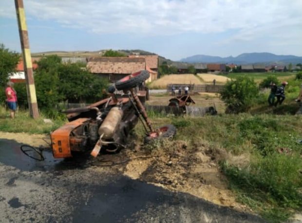 Un tractor a fost lovit de un tren cu pasageri, în Harghita. O persoană a murit pe loc