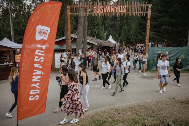 Corespondență de la Tușnad. Ce se întâmplă atunci când ceri ciorbă și bere în limba română în tabăra în care 25.000 de maghiari vin în fiecare an să asiste la „concertul” lui Viktor Orbán