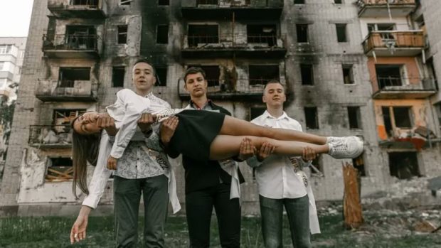 Fotografii de absolvire printre ruine, în Cernigău, Ucraina. „Am vrut să arătăm lumii că viața merge înainte, indiferent de condiții”