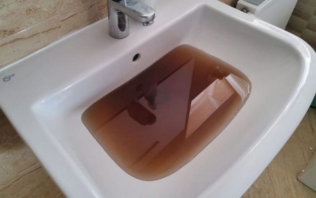 Locuitorii din Ghidfalău reclamă calitatea apei: „Nici câinele nu bea”. Operatorul de apă recunoaşte că staţia de tratare nu mai face faţă